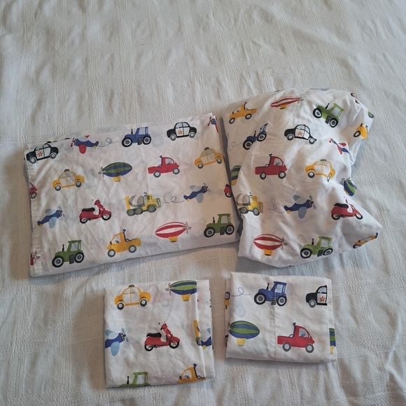 Automobile twin size sheet set, 1 top, 1 bottom fitted and 2 pillowcases - Picture 1 of 2